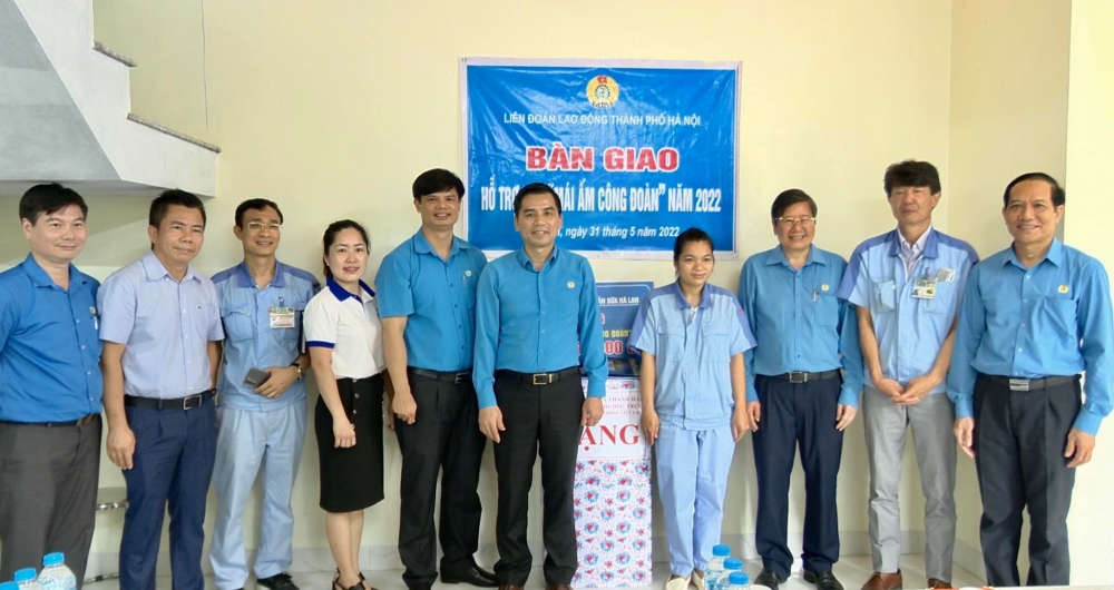 Đoàn viên khó khăn huyện Gia Lâm đón nhận hỗ trợ Mái ấm Công đoàn