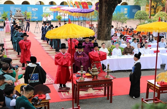 Tái hiện nghi lễ ban quạt trong cung đình ngày Tết Đoan Ngọ tại Hoàng thành Thăng Long