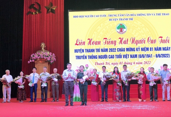 Rộn ràng Liên hoan Tiếng hát người cao tuổi huyện Thanh Trì