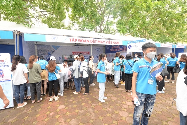 Gần 5.000 sinh viên HTU tham gia “Ngày hội việc làm năm 2022”