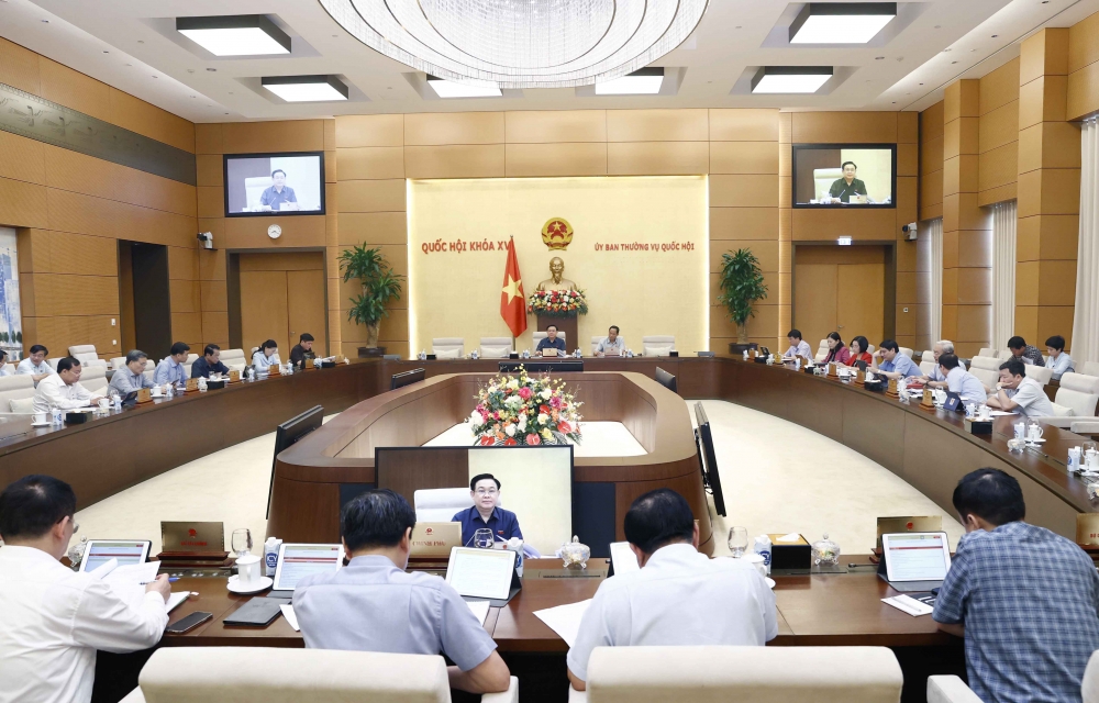 Chủ tịch Quốc hội Vương Đình Huệ đề nghị bố trí ngân sách để tăng lương cơ sở