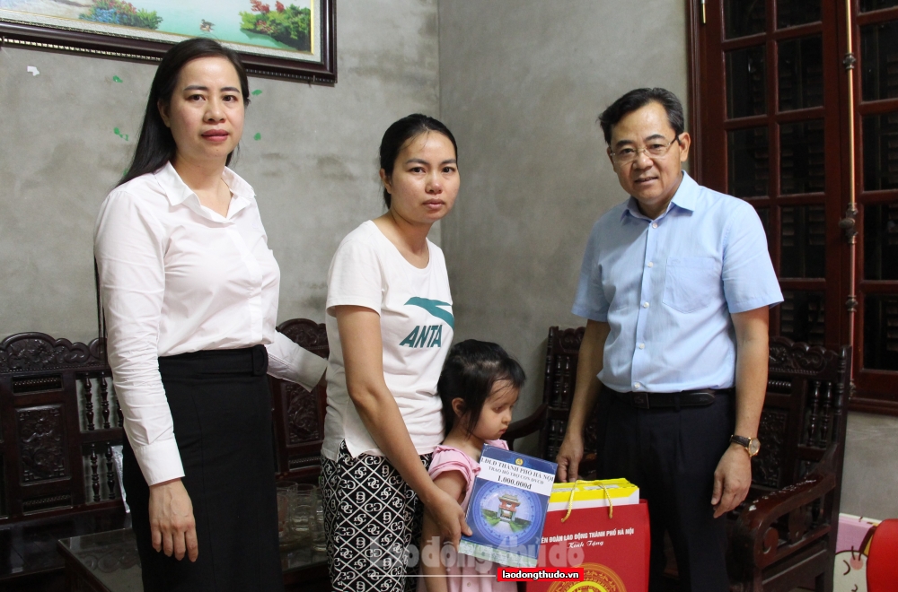 Trao hỗ trợ cho con đoàn viên khuyết tật, bị bệnh hiểm nghèo huyện Thạch Thất