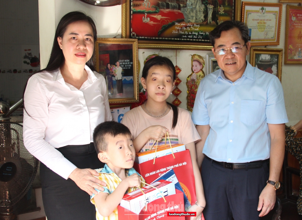Trao hỗ trợ cho con đoàn viên khuyết tật, bị bệnh hiểm nghèo huyện Thạch Thất