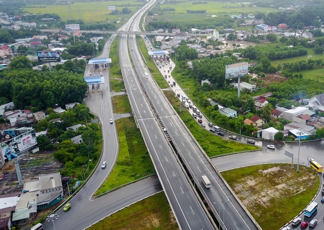 Xem xét chủ trương đầu tư đường bộ cao tốc Dầu Giây - Tân Phú