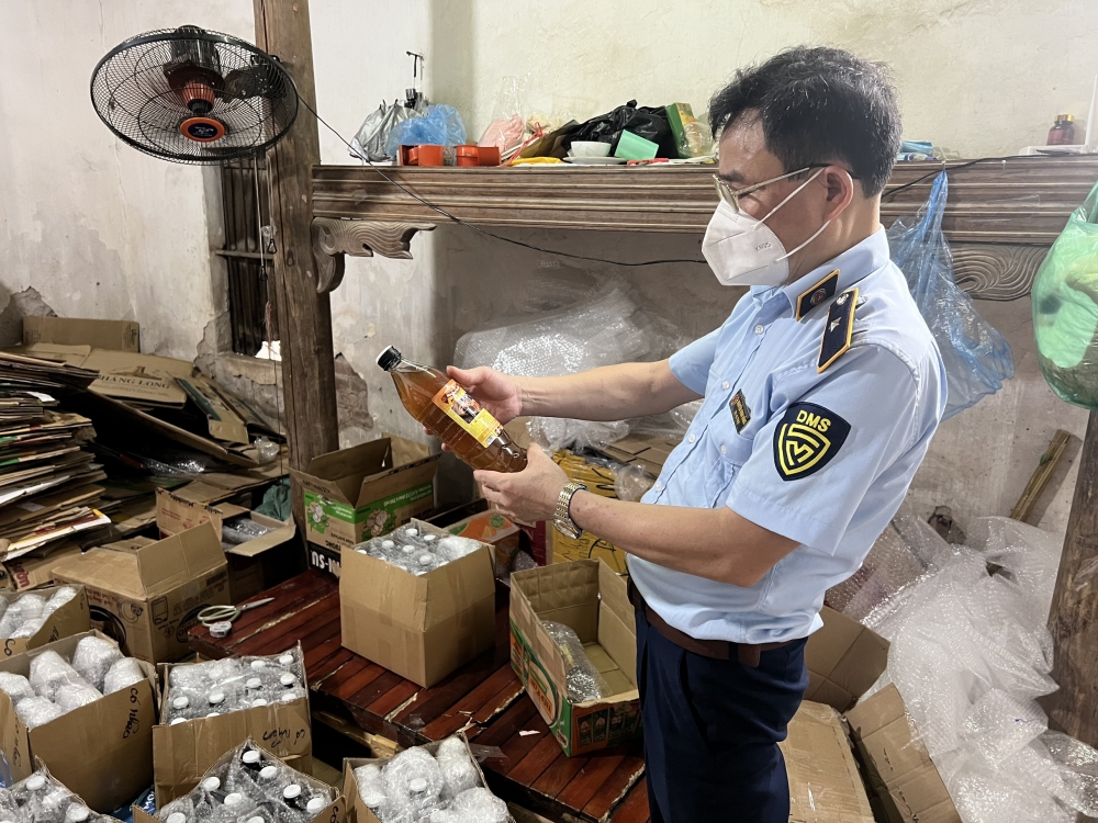 Bắt quả tang cơ sở sản xuất hơn 2.000 lít mật ong giả tại Hà Nội