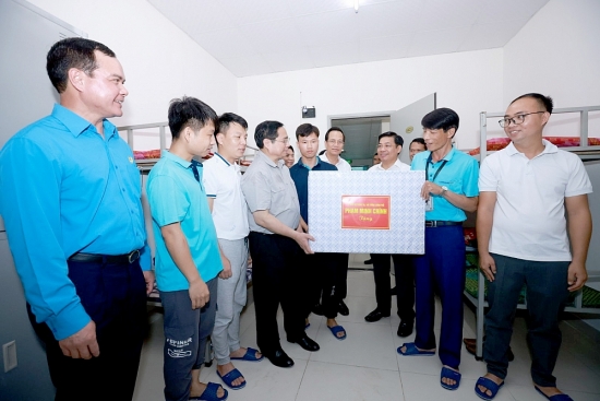 Thủ tướng Chính phủ Phạm Minh Chính thăm, tặng quà công nhân lao động tỉnh Bắc Giang