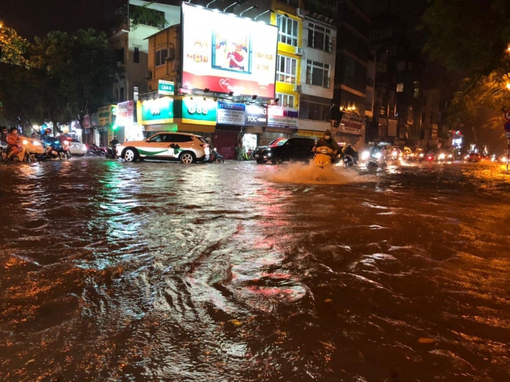 Mưa to vượt quá công suất thoát nước, nhiều khu vực của Hà Nội ngập sâu