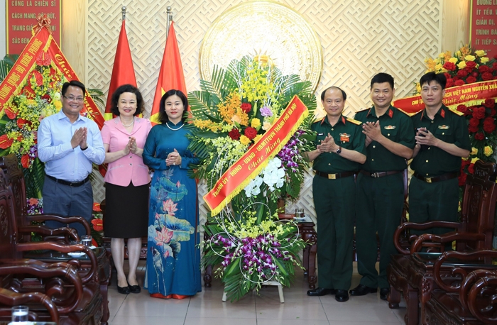 Phó Bí thư Thường trực Thành ủy Nguyễn Thị Tuyến chúc mừng Báo Quân đội nhân dân. (Ảnh: Nguyễn Thái)