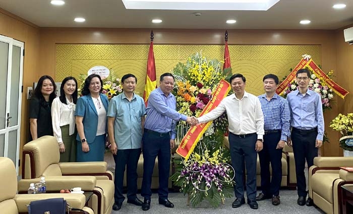 Phó Bí thư Thành ủy Nguyễn Văn Phong chúc mừng Ban Tuyên giáo Trung ương. (Ảnh: Huy Kiên)
