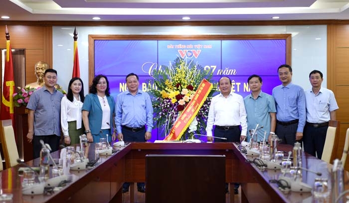 Phó Bí thư Thành ủy Nguyễn Văn Phong chúc mừng Đài Tiếng nói Việt Nam. (Ảnh: Huy Kiên)