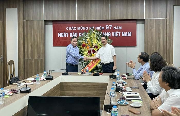 Phó Bí thư Thành ủy Nguyễn Văn Phong chúc mừng Đài Phát thanh và Truyền hình Hà Nội. (Ảnh: Huy Kiên)