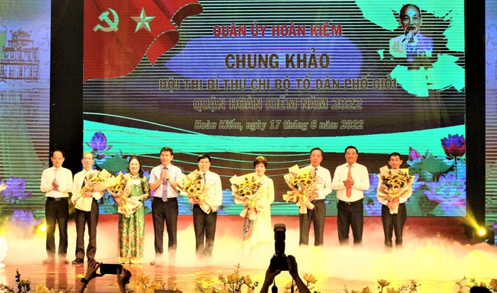 Chung khảo Hội thi “Bí thư chi bộ tổ dân phố giỏi quận Hoàn Kiếm năm 2022”