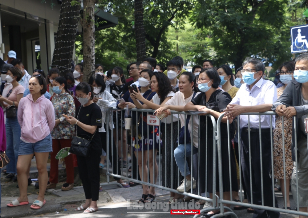 Phụ huynh “đội nắng” truyền động lực cho con trong ngày thi đầu tiên