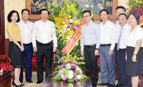 Bí thư Thành ủy Hà Nội chúc mừng Báo Nhân Dân