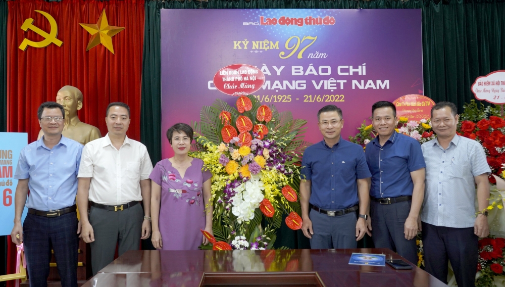 Chủ tịch LĐLĐ thành phố Hà Nội Nguyễn Phi Thường thăm, chúc mừng báo Lao động Thủ đô