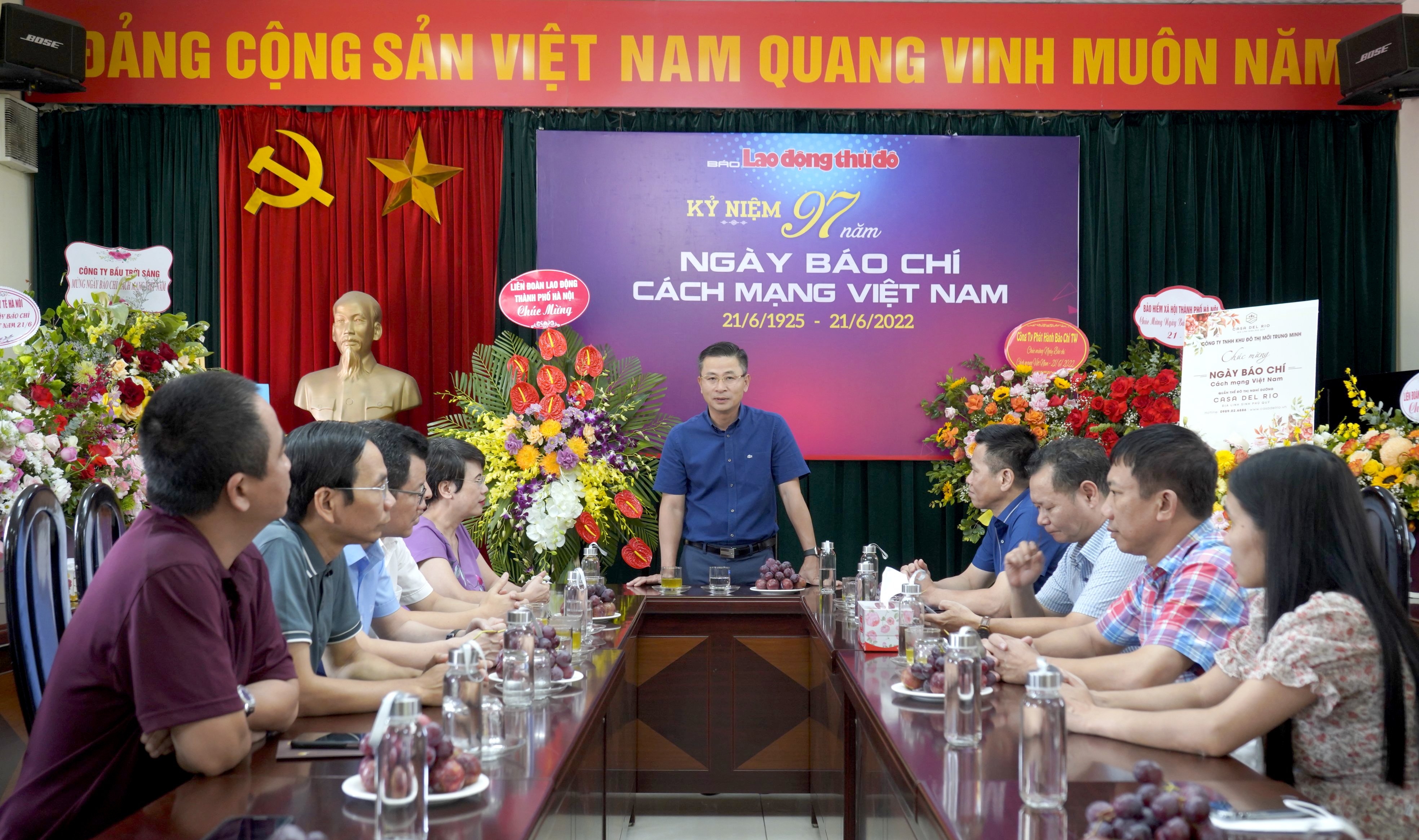 Chủ tịch LĐLĐ thành phố Hà Nội Nguyễn Phi Thường thăm, chúc mừng báo Lao động Thủ đô