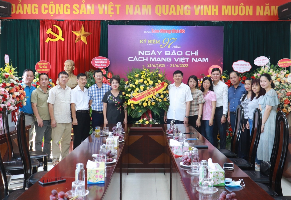 Phó Chủ tịch Tổng LĐLĐ Việt Nam thăm, chúc mừng báo Lao động Thủ đô