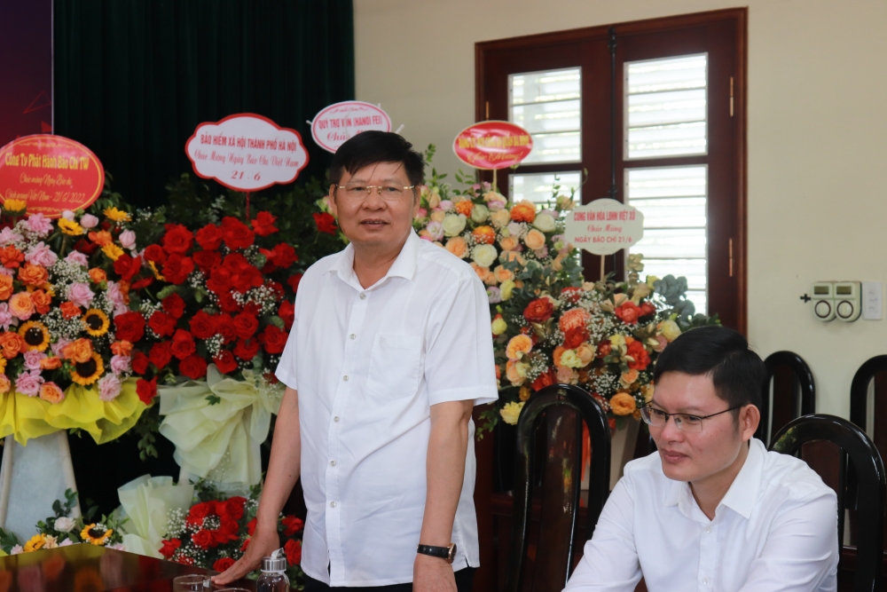 Phó Chủ tịch Tổng LĐLĐ Việt Nam thăm, chúc mừng báo Lao động Thủ đô