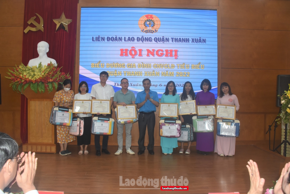 Quận Thanh Xuân: Biểu dương 80 gia đình công nhân, viên chức, lao động tiêu biểu năm 2022