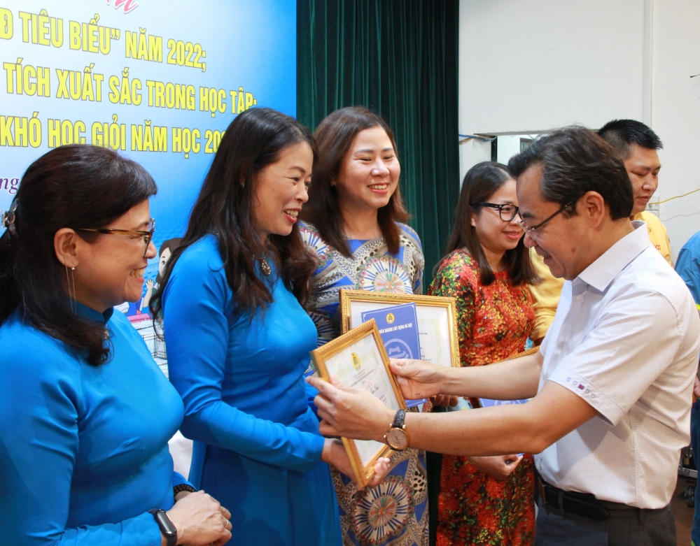 Công đoàn ngành Xây dựng Hà Nội biểu dương 120 gia đình CNVCLĐ tiêu biểu năm 2022