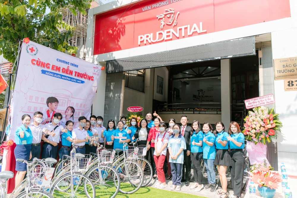 Trao tặng 20 xe đạp cho học sinh nghèo hiếu học tại thành phố Hồ Chí Minh