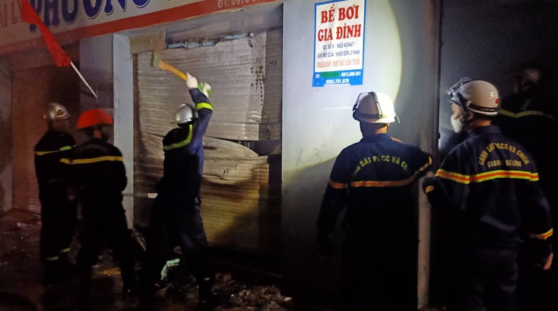 Phá cửa cuốn cứu 4 người trong đám cháy lúc nửa đêm