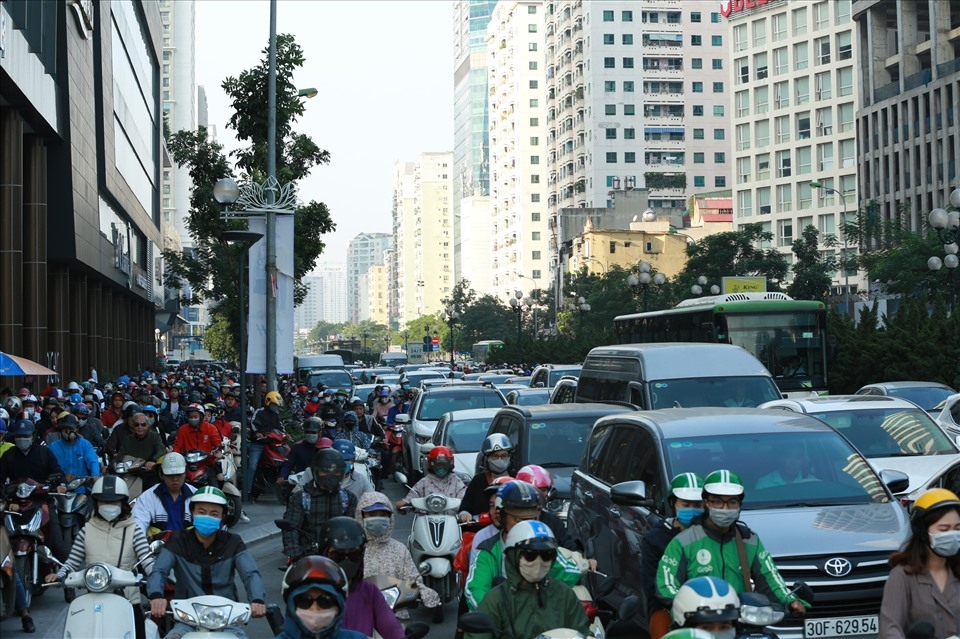 Áp lực đè nặng trục đường Lê Quang Đạo: Cao ốc bủa vây trụ sở Bộ Ngoại giao