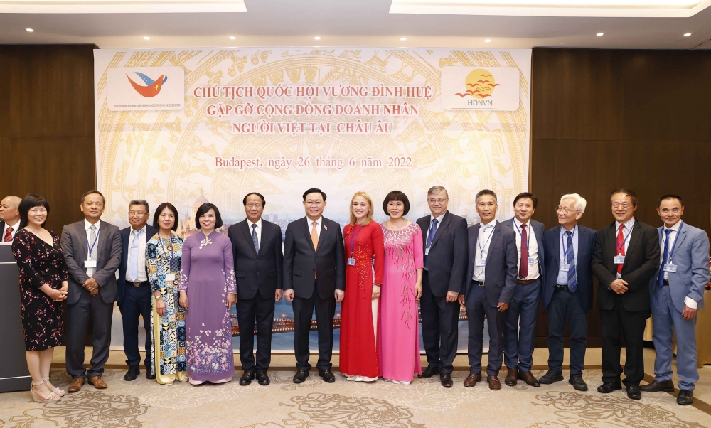Chủ tịch Quốc hội gặp gỡ cộng đồng doanh nhân người Việt tại Châu Âu
