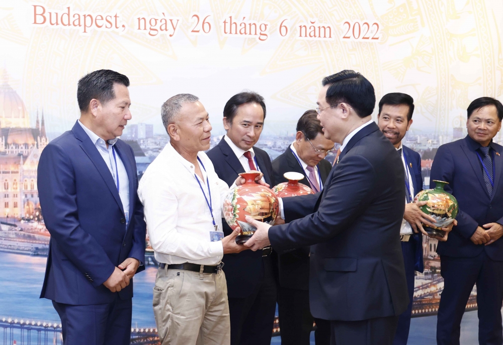 Chủ tịch Quốc hội gặp gỡ cộng đồng doanh nhân người Việt tại Châu Âu
