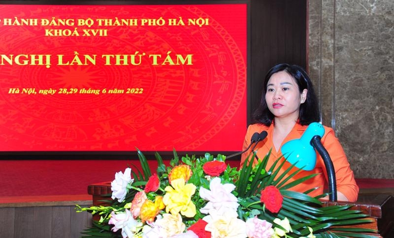 Phó Bí thư Thường trực Thành ủy Hà Nội Nguyễn Thị Tuyến trình bày Tờ  trình và Dự thảo Chương trình hành động thực hiện Nghị quyết số 15-NQ/TW của Thành ủy Hà Nội