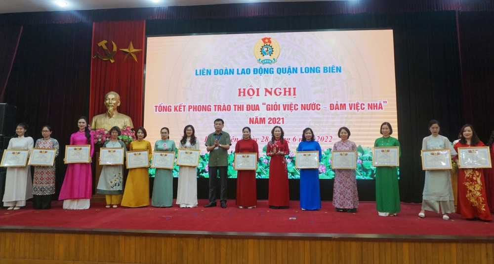 LĐLĐ quận Long Biên: Khen thưởng 227 cá nhân có thành tích xuất sắc trong các phong trào thi đua