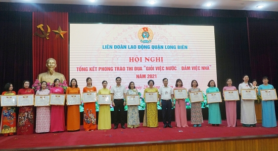 LĐLĐ quận Long Biên: Khen thưởng 227 cá nhân có thành tích xuất sắc trong các phong trào thi đua