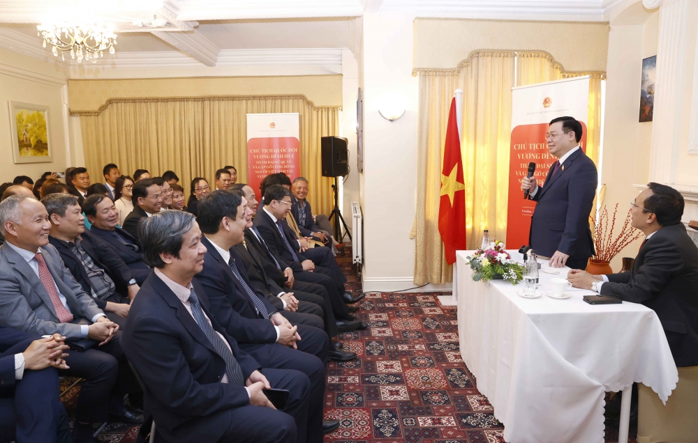 Chủ tịch Quốc hội thăm Đại sứ quán và gặp gỡ cộng đồng người Việt Nam tại Vương quốc Anh