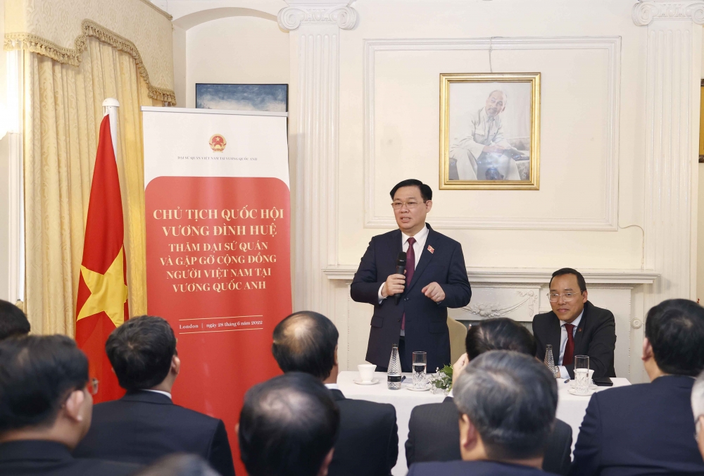 Chủ tịch Quốc hội thăm Đại sứ quán và gặp gỡ cộng đồng người Việt Nam tại Vương quốc Anh