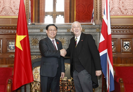 Chủ tịch Hạ viện Vương quốc Anh hội đàm với Chủ tịch Quốc hội Vương Đình Huệ