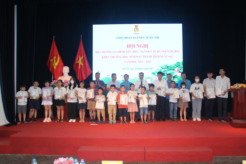 Công đoàn ngành Y tế Hà Nội biểu dương, khen thưởng 175 gia đình tiêu biểu năm 2022