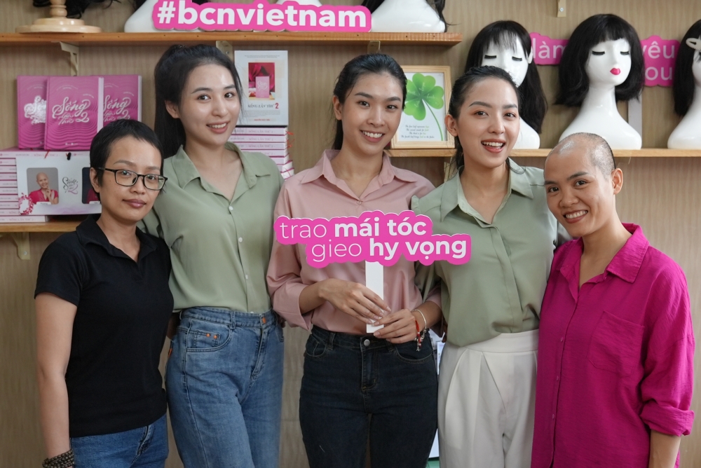 Ủng hộ bệnh nhân ung thư vú, thí sinh Miss World Vietnam 2022 can đảm cắt phăng mái tóc