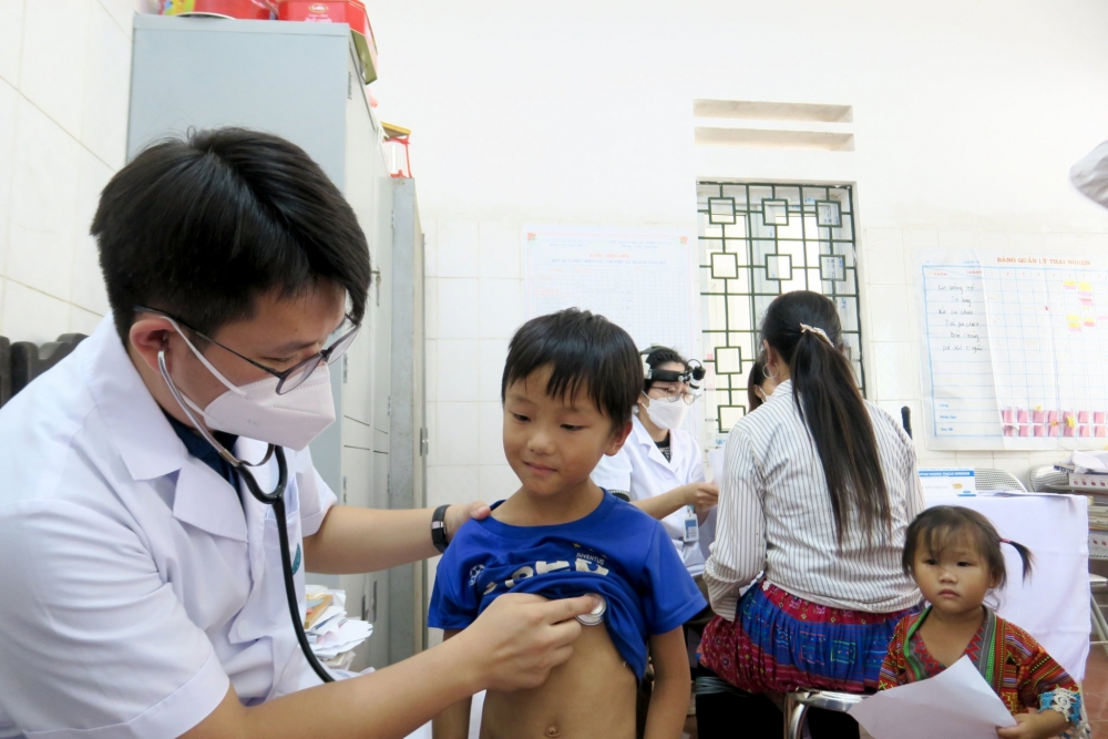 Tặng quà, khám bệnh cấp thuốc cho bà con dân tộc thiểu số ở Lào Cai