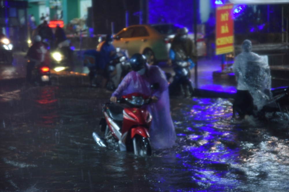 Mưa lớn khiến nhiều tuyến phố Hà Nội ngập sâu, ùn tắc
