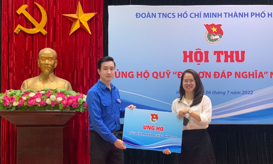 Phó Bí thư Thành đoàn Hà Nội Đào Đức Việt tiếp nhận ủng hộ từ các cơ sở Đoàn