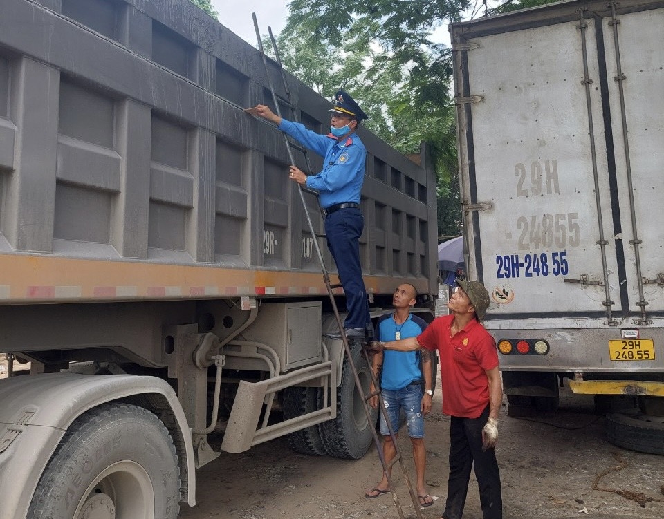 Thanh tra Sở GTVT Hà Nội: Tăng cường xử lý xe quá tải, vi phạm kích thước thành thùng