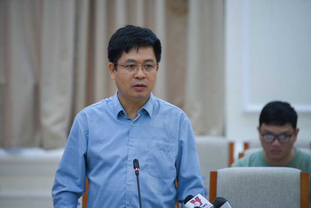 Ông Nguyễn Xuân Thành, Vụ trưởng Vụ Giáo dục Trung học, Bộ GD&ĐT trả lời câu hỏi của phóng viên tại buổi họp báo.