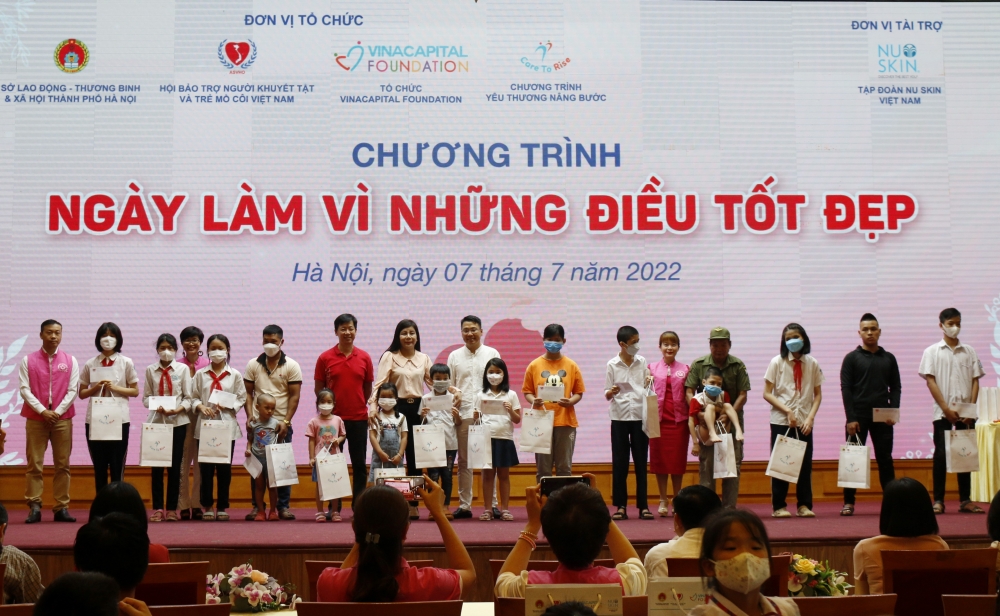 Trao học bổng tới 200 trẻ em bị ảnh hưởng bởi Covid-19 tại TP Hồ Chí Minh và Hà Nội