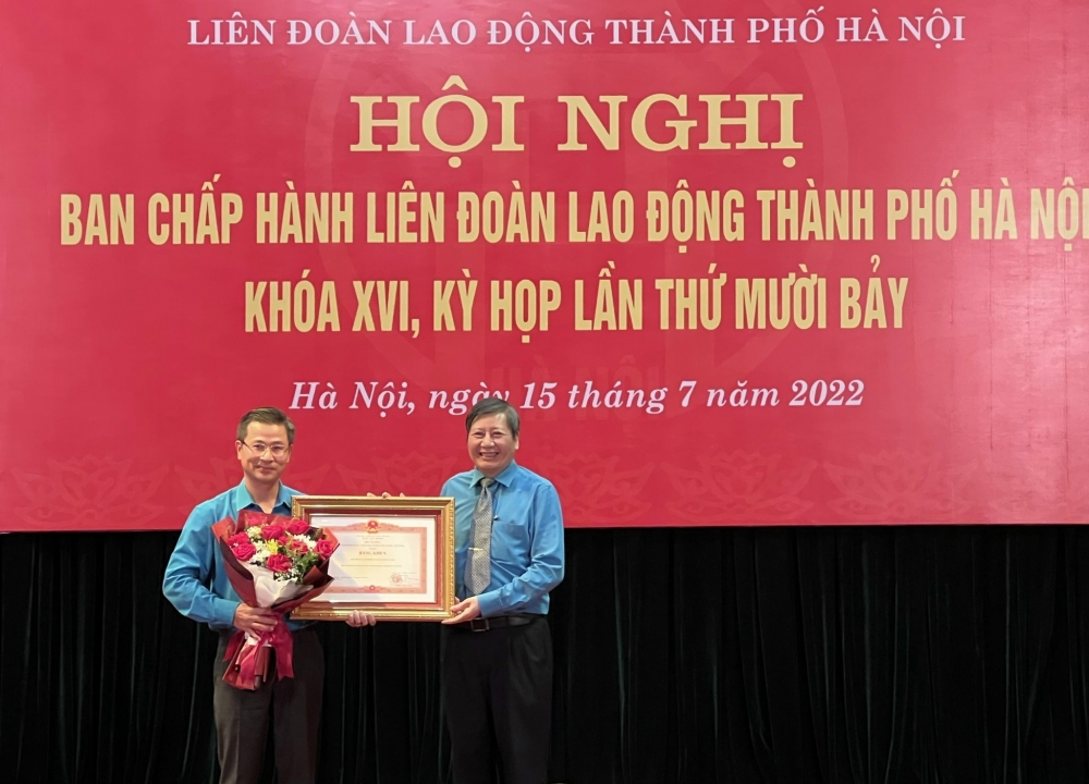 Liên đoàn Lao động TP Hà Nội nhận Bằng khen của Thủ tướng Chính phủ về công tác phòng, chống dịch Covid-19