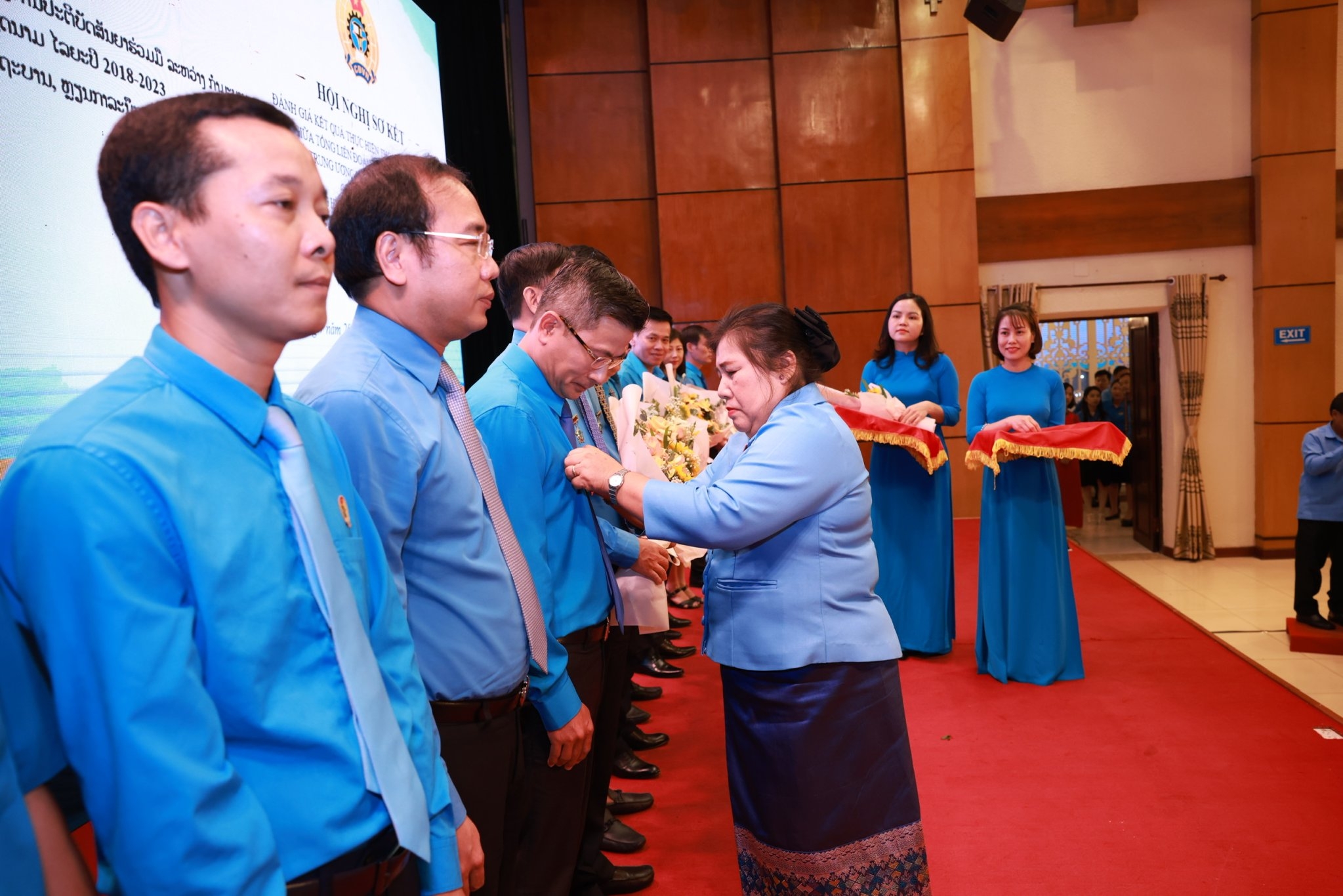 Hai cán bộ Công đoàn Thủ đô được trao tặng Kỷ niệm chương Vì sự nghiệp Công đoàn Lào