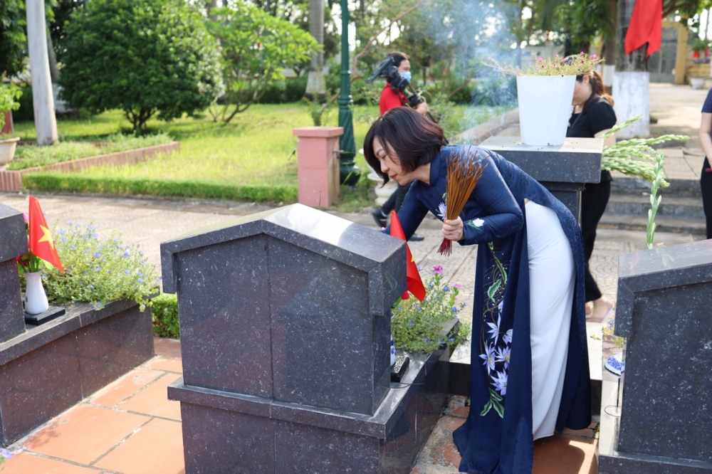 Quận Tây Hồ dâng hương tưởng niệm các anh hùng liệt sĩ tại Nghĩa trang liệt sĩ Thành phố