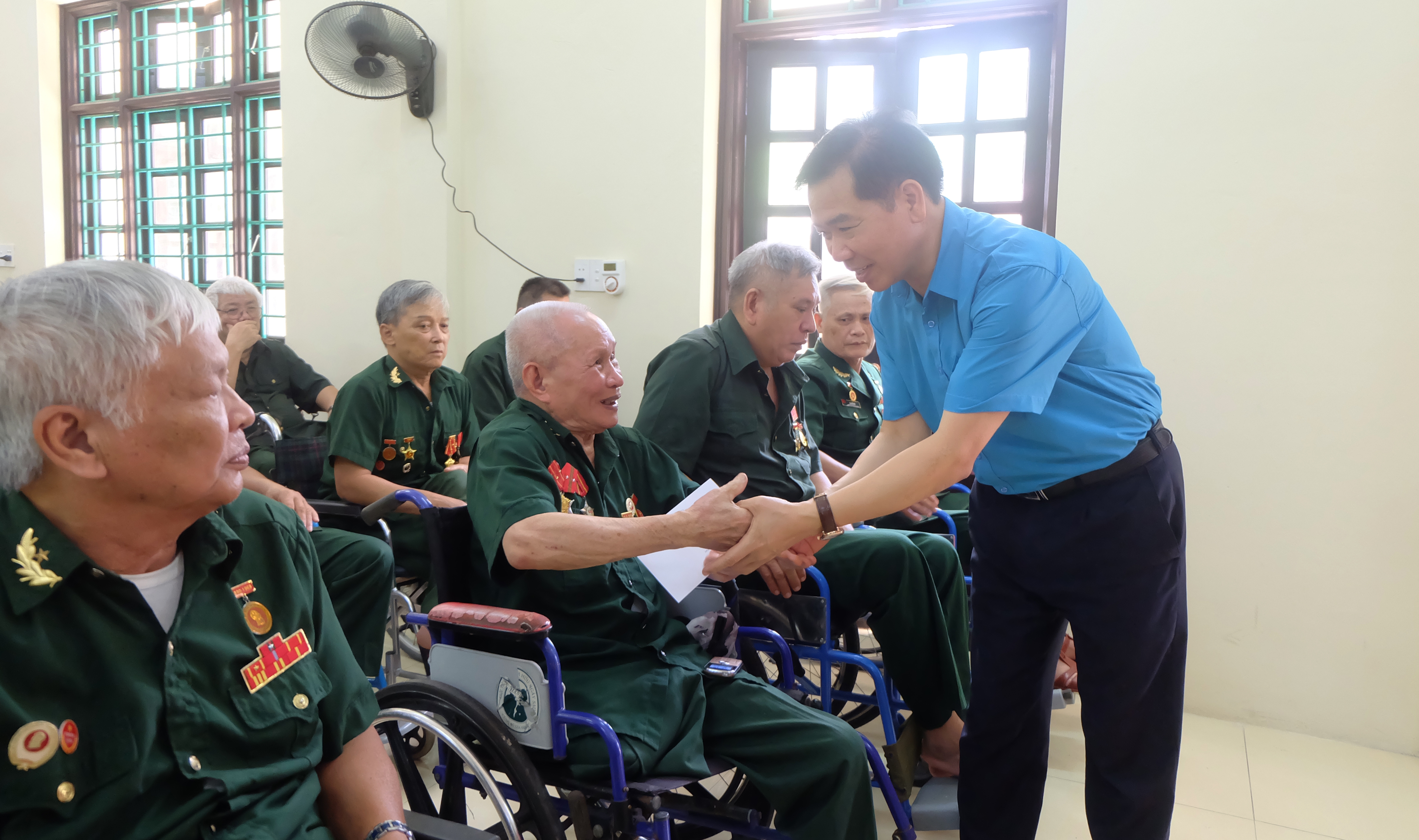 Lãnh đạo LĐLĐ thành phố Hà Nội thăm, tặng quà tại Trung tâm điều dưỡng Thương binh Duy Tiên