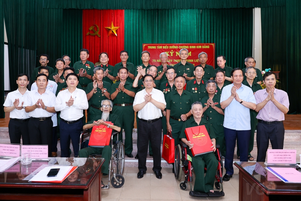 Thủ tướng Chính phủ Phạm Minh Chính thăm, tặng quà thương, bệnh binh và người có công tại Hà Nam