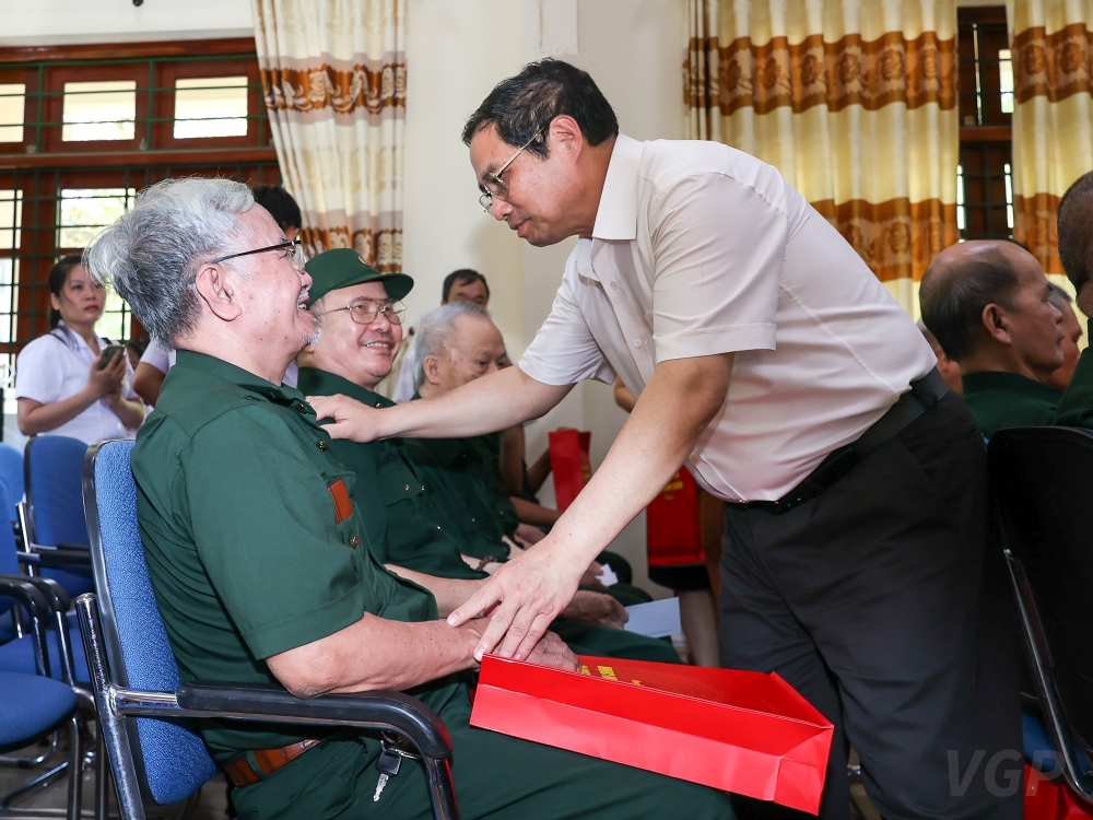Thủ tướng Chính phủ Phạm Minh Chính thăm, tặng quà thương, bệnh binh và người có công tại Hà Nam