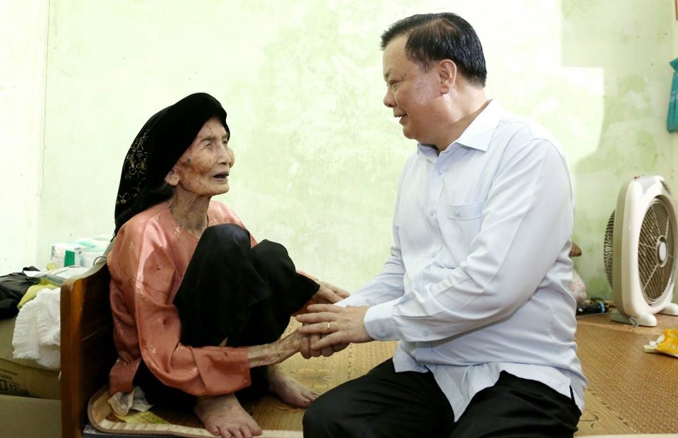 Bí thư Thành ủy Hà Nội Đinh Tiến Dũng thăm, tặng quà người có công ở huyện Ứng Hòa